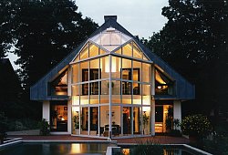 Zweist&ouml;ckiger Wintergarten eines Hauses - Licht.de/dpa-tmn