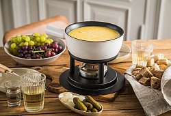 K&auml;sefondue auf einem Tisch - Christin Klose/dpa-tmn