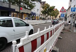 Spalier aus Absperrungen - Stefan Backe
