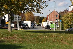Die Meller Straße in Bruchmühlen. Links ist Niedersachsen, die Häuser auf der rechten Seite stehen in Nordrhein-Westfalen. - Gregor Winkler