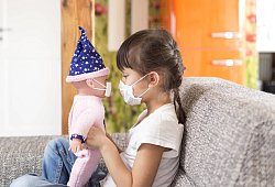 Räumliche Trennung wird gefordert. Vor allem kleinere Kinder sollten aber eben nicht länger ganz allein in ihr Zimmer verbannt werden, sagt eine Expertin. Sie brauchen Nähe und Trost, gerade in Krisenzeiten. - imago images/Westend61