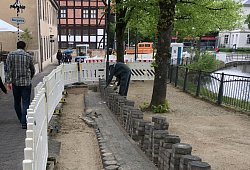 An der Ameide ist das neue Stromkabel bereits verlegt. Derzeit laufen die Pflasterarbeiten, um die Oberfläche wierder herzustellen. - Jana Beckmann
