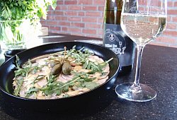 Ein Teller mit dem Kalbfleischgericht Vitello Tonnato - ---/Kontrollgemeinschaft Deutsches Kalbfleisch/dpa-tmn