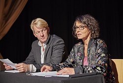 Lesung mit Trommelwirbel: Clemens von Ramin fungiert als Erzähler der Rahmenhandlung, Ulrike Folkerts lässt den kleinen Oskar Mazerath aus der „Blechtrommel" sehr lebendig werden. - Martin Lukas Kim