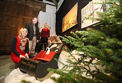 Freuen sich auf den Museumsadvent: Ausstellungskuratorin Anna Stein, LWL-Museumsdirektor Prof. Dr. Jan Carstensen und LWL-Kulturdezernentin Dr. Barbara Rüschoff-Thale. - Gerstendorf-Welle