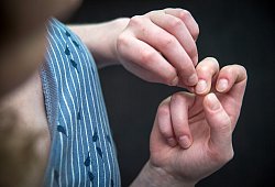 Eine Frau knibbelt an ihren Fingernägeln - Andrea Warnecke/dpa-tmn