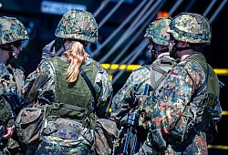 Soldaten sichern die Verladung von Leopard-2-Kampfpanzern - Jens Büttner/dpa