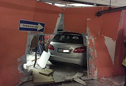Glück im Unglück: Die Fahrerin traf keinen Pfeiler, sondern lediglich eine Leichtbauwand. - Jürgen Mahncke