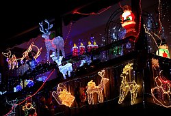 Ein weihnachtlich dekorierter Balkon - Karl-Josef Hildenbrand/dpa/dpa-tmn