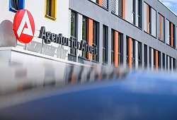 Der Schriftzug «Agentur für Arbeit» ist an einem Gebäude - Patrick Pleul/dpa