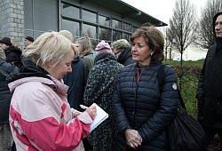 Gespräch in der Warteschlange - Bernhard Preuß