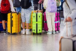 Flugg&auml;ste warten am fr&uuml;hen Morgen im Flughafen - Moritz Frankenberg/dpa/dpa-tmn