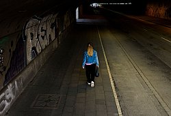 Frau läuft am Abend durch einen Tunnel mit geringer Beleuchtung - Christoph Reichwein/dpa