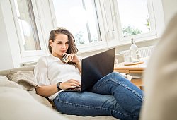 Eine Frau beim Online-Shopping - Christin Klose/dpa-tmn