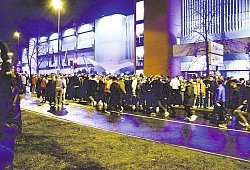 Schon um 22.30 Uhr drängen sich Hunderte Menschen vor dem Eingang. - Privat