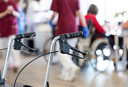 Alltagshilfen im Seniorenheim - Gemeinschaft und Betreuung im Aufenthaltsraum - picture alliance / Fotostand