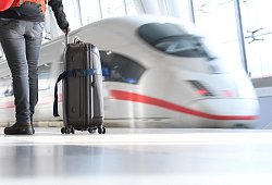 Bahnfahren - dpa/Arne Dedert