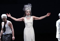 In einer Spielszene aus "Totentanz": Markus Hottgenroth (Kurt), Ewa Rataj (Alice) und Henry Kinder (Edgar). - Landestheater