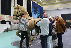 Ob goldenes Pferd oder Palmenlandschaft: Ute Höfinghoff ist als Leiterin des Malsaals mit allen kreativen Techniken vertraut und erklärt Hoffest-Besuchern, worauf es bei, „Patinieren, Spachteln und Malen" so ankommt. Am meisten nämlich auf die Teamarbeit. - Alina Hetland