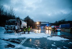 Ausgebrannt: Dieser Lastzug mit Lebensmitteltank ist auf der A 2 am Bielefelder Berg in Brand geraten. Die Feuerwehr löschte mit Löschschaum. - Foto: Christian Mathiesen
