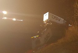 Nachtrag:LKW-Unfall auf der Talbrücke "Ottensgrund", auf der Bundesautobahnn 44 bei Wünnenberg-Haaren. Fahrzeugführer blieben durch großes Glück unverletzt. - Polizei Bielefeld