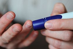 Eine Frau benutzt eine Stechhilfe f&uuml;r die Blutzuckermessung - Jens Kalaene/dpa-Zentralbild/dpa-tmn