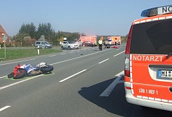 Schwerer Unfall: Auf der Kreuzung der L 770 mit der Tonnenheider Straße in Schmalge wurde ein 27-jähriger Motorradfahrer tödlich verletzt, euin weiterer Kradfahrer und eine Autofahrerin erlitten schwere Verletzungen. - Karsten Schulz