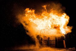 Immer wieder schlägt es nachts Alarm: Geht ein Feuerteufel in Dörentrup um? - Symbolbild: Pixabay