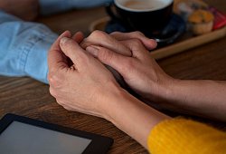 Zwei Personen halten sich an den Händen - Joseffson/Westend61/dpa-tmn