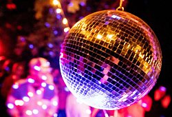 Diskokugel glitzert bei einer Feier - Christoph Soeder/dpa/dpa-tmn