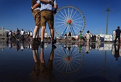 Oktoberfestbesucher und das Riesenrad - Karl-Josef Hildenbrand/dpa/dpa-tmn
