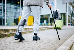 Ein Mann läuft mit einer Gehhilfe auf der Straße - Besim Mazhiqi/Stiftung Deutsche Schlaganfall-Hilfe/dpa-tmn