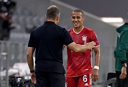Thiago Alcántara (r) und Hansi Flick - Sven Hoppe/dpa