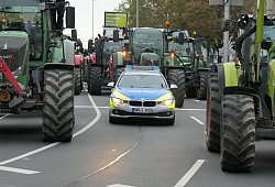 Klein gegen Groß: Angesichts von rund 300 Schleppern wirkt der Streifenwagen recht winzig. - Ralph Meyer