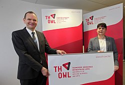 Hochschulpräsident Prof. Dr. Jürgen Krahl und Kanzlerin Nicole Soltwedel präsentieren das neue Logo. - Bernhard Preuss