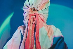 Frau versteckt ihr Gesicht in einem Hoodie - Nanitha/Westend61/dpa-tmn