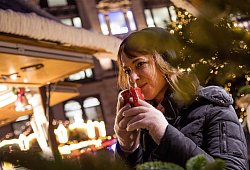 Frau trinkt auf dem Weihnachstmarkt ein Heissgetränk - Christin Klose/dpa-tmn