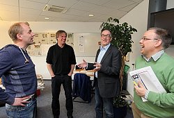 Gut gelaunt: Hans-Jürgen Laufer (zweiter von rechts) mit den LZ-Sportredakteuren Sebastian Lucas, Dietmar Welle und Oliver König (von links) - LZ