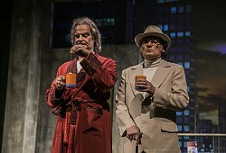 Im Streiten vereint: Willie Clark (Heinrich Schafmeister) und Al Lewis (Jürgen Roth) könnten nicht mit und nicht ohne einander. - Jochen Quast