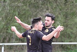 Freude über das 2:0: Oguzhan Keles (hinten), den Trainer Thorsten Schmiech nach 27 Minuten rotgefährdet vom Platz holte, gratuliert Torschütze Markus Witmann. Witmann gelang ein Doppelpack. - Sebastian Lucas