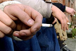 Jugendliche und Tabak - Patrick Pleul/Zentralbild/dpa