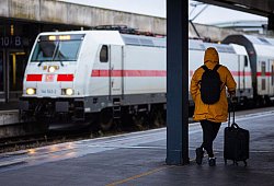 Reisende wartet bei Regen und Herbststurm am Bahnhof auf den Zug - Moritz Frankenberg/dpa/dpa-tmn