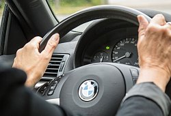 Eine Frau setzt den Blinker links - Christin Klose/dpa-tmn