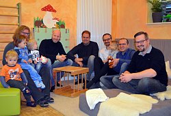 Feierliche &Uuml;bergabe im Paulinchen: Raul Verdugo-Alth&ouml;fer (2.v.re.) bekam die Flasche Whisky &uuml;berreicht. Im Gegenzug ging der Erl&ouml;s in Form eines Sparschweins an Ann&eacute;tte Schiffer (links), der Leiterin der Kindertagesst&auml;tte. - Yvonne Berthiot