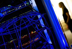 Ein Serverschrank mit blinkenden Lampen und Kabeln - Julian Stratenschulte/dpa/dpa-tmn