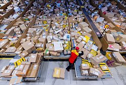 Paketzusteller sortiert in einer Zustellbasis Pakete - Rolf Vennenbernd/dpa/dpa-tmn