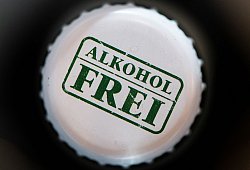 "Alkoholfrei" steht auf dem Deckel einer Bierflasche - Franziska Gabbert/dpa-tmn/dpa