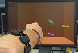Wissenschaftler des Exzellenzclusters "Citec" der Universität Bielefeld arbeiten an einem Projekt, das die Steuerung von Handprothesen erleichtern soll. - Universität Bielefeld