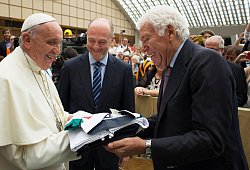 Nicola Pietrangeli mit Papst Franziskus (l) - picture alliance / dpa