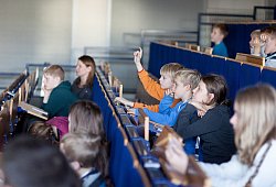 Artig aufzeigen: Wenn der Professor eine Frage stellt, gehenin den Reihen vereinzelt die Hände nach oben. Wer etwasweiß, der meldet sich. - Gocke